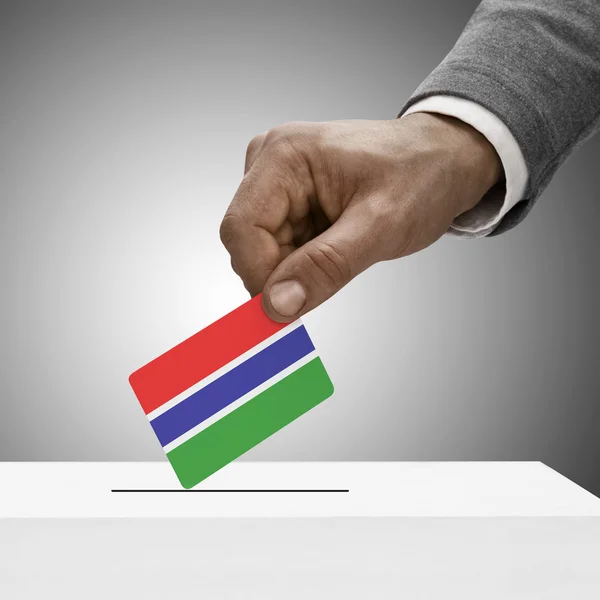 Czarny mężczyzna trzyma flagę. Głosowania koncepcja - Gambia — Zdjęcie stockowe