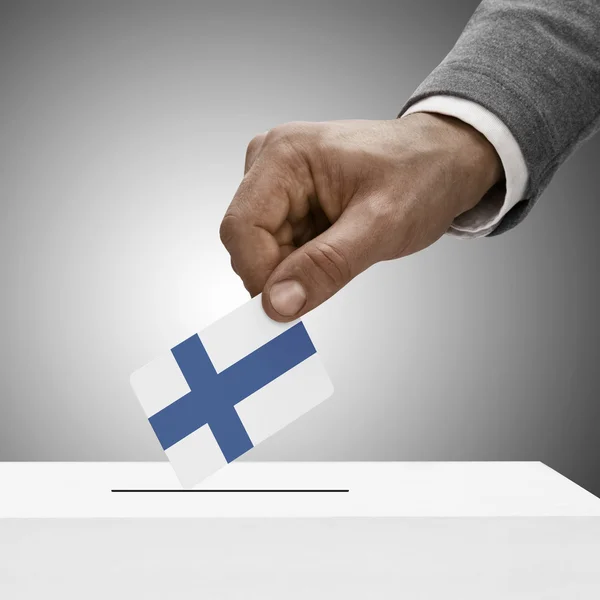 Maschio che tiene bandierina nero. Voto concetto - Finlandia — Foto Stock