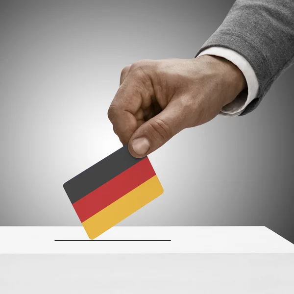 Maschio che tiene bandierina nero. Voto concetto - Germania — Foto Stock