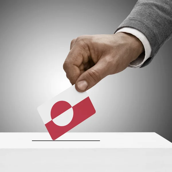 Black masculino segurando a bandeira. Votação-conceito - Gronelândia — Fotografia de Stock