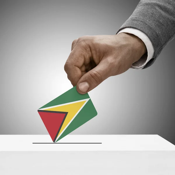 Black masculino segurando a bandeira. Votação-conceito - Guiana — Fotografia de Stock