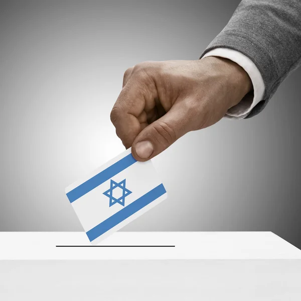 Zwarte mannelijke vlag houden. Stemmen concept - Israël — Stockfoto