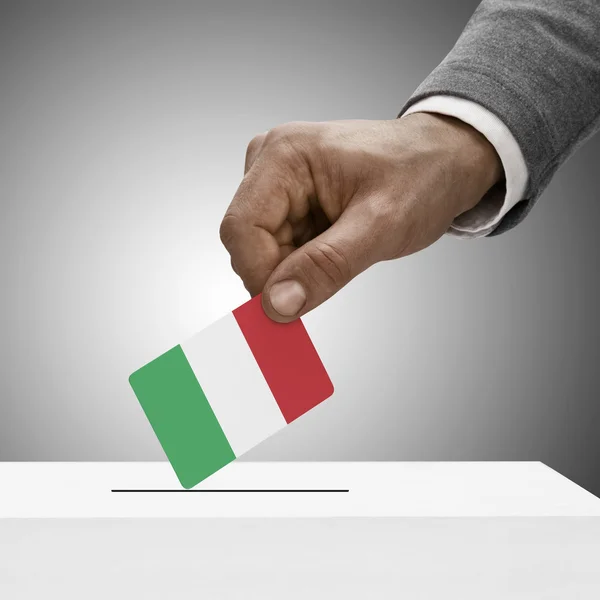 Homme tenant le drapeau noir. Vote concept - Italie — Photo