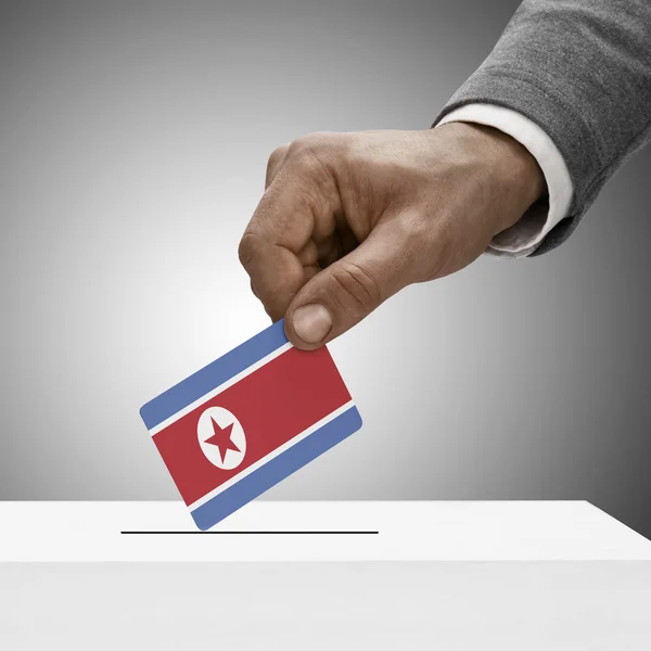 Fekete férfi betöltő flag. Szavazás a koncepció - Észak-Korea — Stock Fotó
