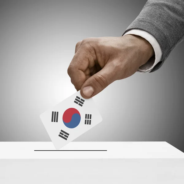 Μαύρο αρσενικό κρατώντας την σημαία. Ψηφοφορία έννοια - Νότια Κορέα — Φωτογραφία Αρχείου