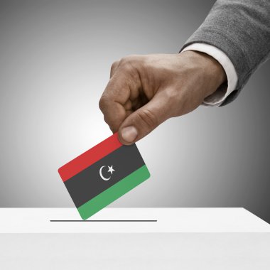 Siyah bayrak tutan erkek. Kavram - Libya oylama