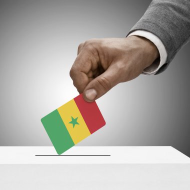 Siyah bayrak tutan erkek. Kavram - Senegal oy