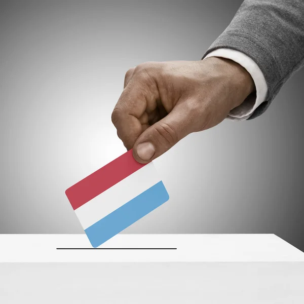 Black masculino segurando a bandeira. Votação-conceito - Luxemburgo — Fotografia de Stock