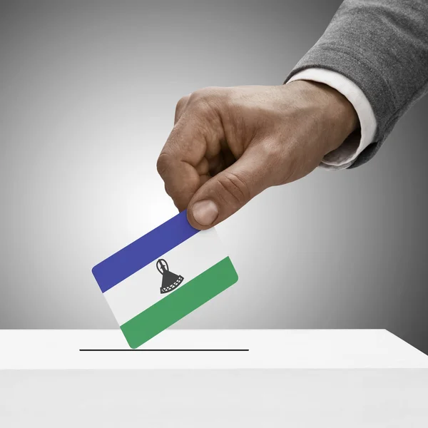 블랙 남성 국기를 들고입니다. 투표 개념-레소토 — 스톡 사진