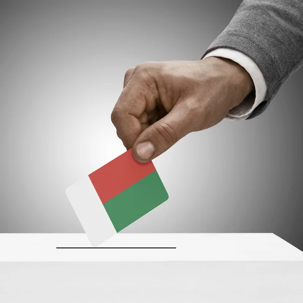 Black masculino segurando a bandeira. Votação-conceito - Madagascar — Fotografia de Stock