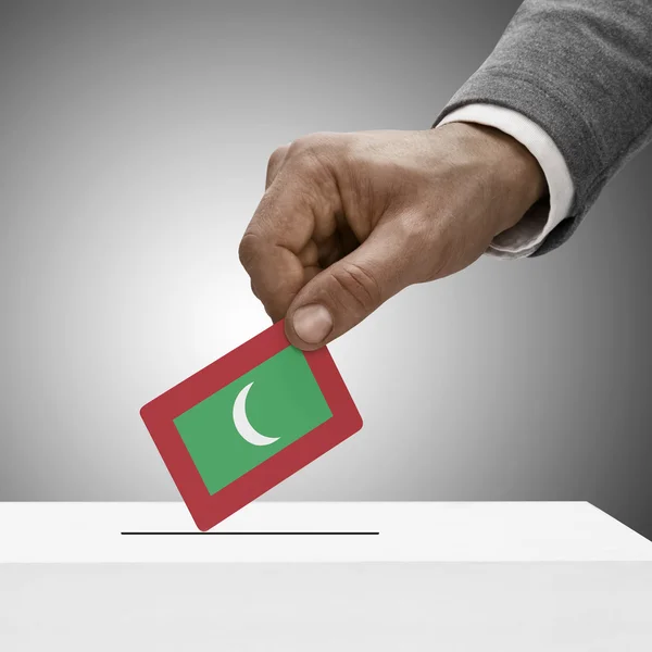 Maschio che tiene bandierina nero. Voto concetto - Maldive — Foto Stock