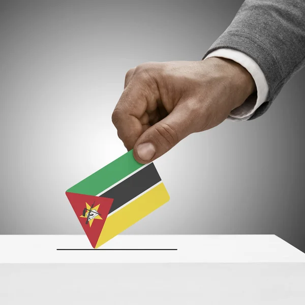 Czarny mężczyzna trzyma flagę. Głosowania koncepcja - Mozambik — Zdjęcie stockowe