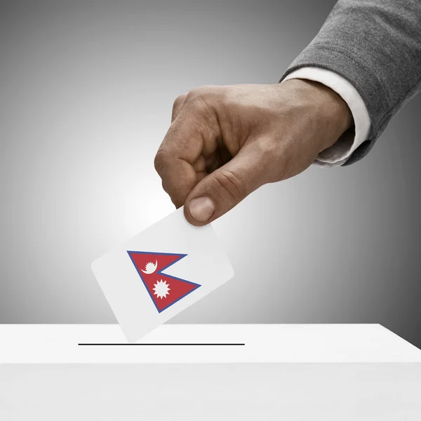 Maschio che tiene bandierina nero. Voto concetto - Nepal — Foto Stock