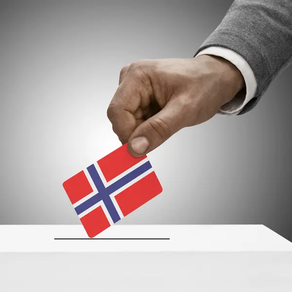 Μαύρο αρσενικό κρατώντας την σημαία. Ψηφοφορία έννοια - Νορβηγία — Φωτογραφία Αρχείου