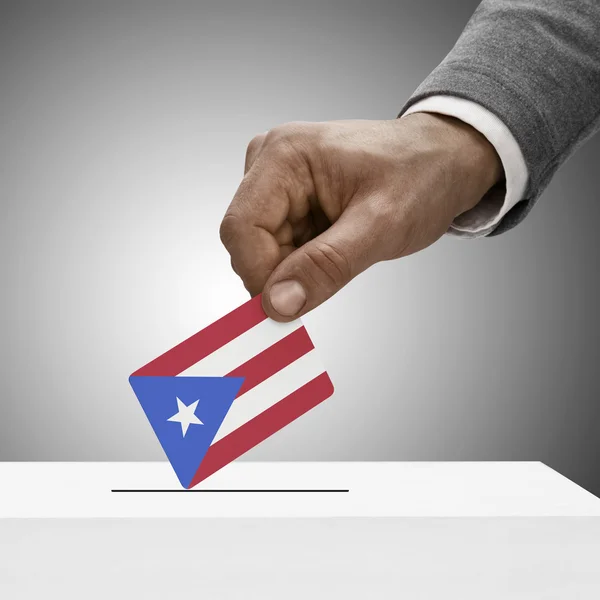 Siyah bayrak tutan erkek. Kavram - Porto Riko oylama — Stok fotoğraf