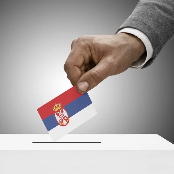 Schwarz männlich mit Flagge. Abstimmung von Konzept - Serbien — Stockfoto
