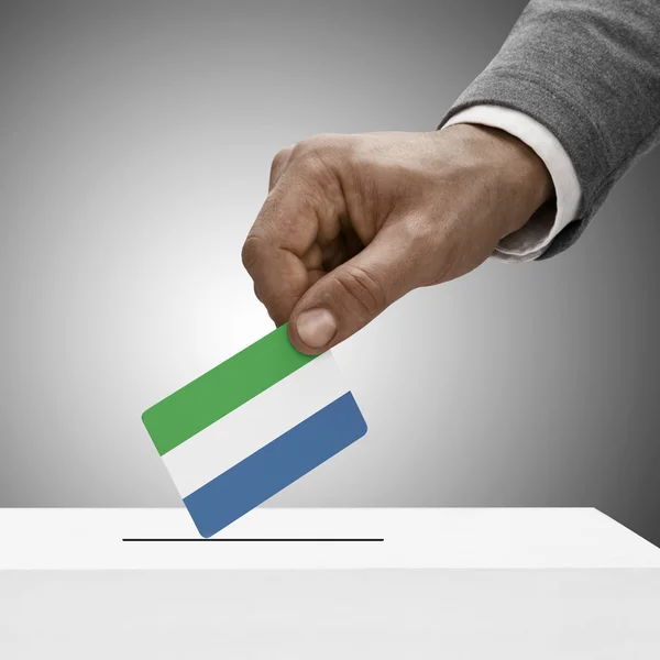 Negro hombre bandera. Voto concepto - Sierra Leona — Foto de Stock