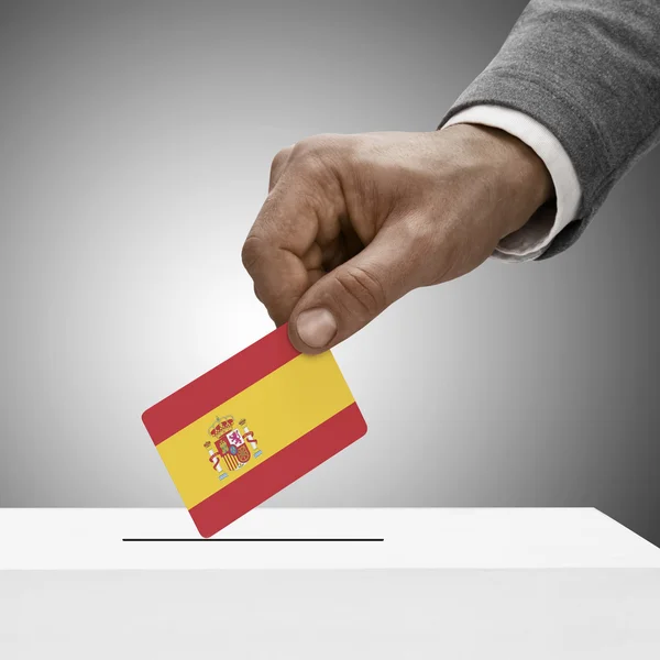 Svart hane håller flaggan. Rösta koncept - Spanien — Stockfoto