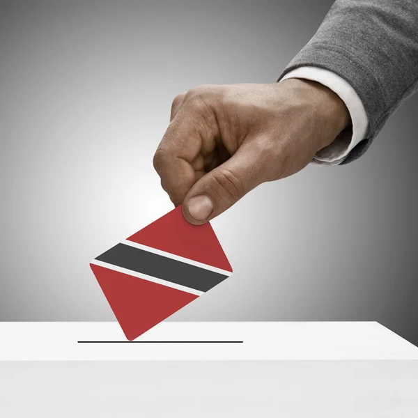 Black masculino segurando a bandeira. Votação-conceito - Trinidad e Tobago — Fotografia de Stock