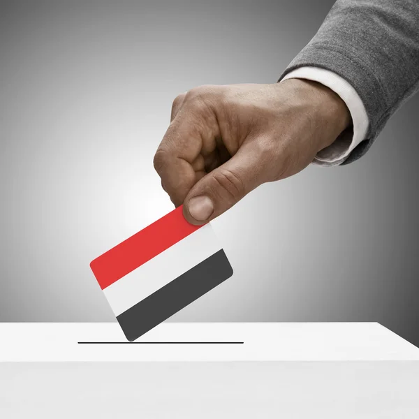 Czarny mężczyzna trzyma flagę. Głosowania koncepcja - Jemen — Zdjęcie stockowe