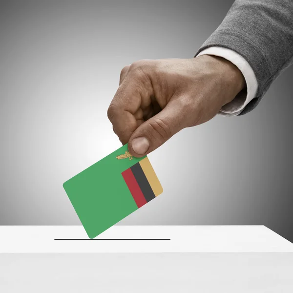 黒人男性のフラグを保持します。投票の概念 - ザンビア — ストック写真
