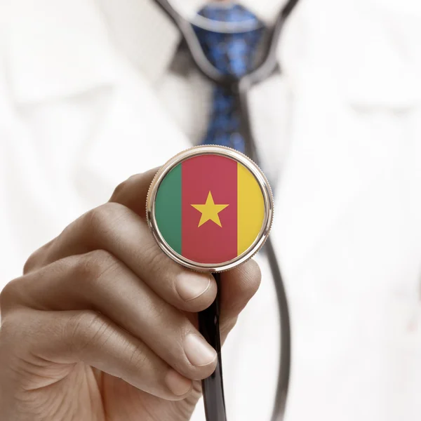 Stéthoscope avec série conceptuelle des drapeaux nationaux - Cameroun — Photo