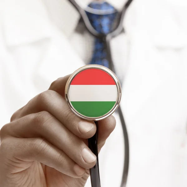 Stetoskop z serii pojęciowy flagi narodowej - Węgry — Zdjęcie stockowe