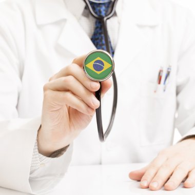 Doktor holding stetoskop ile bayrak serisi - Brezilya