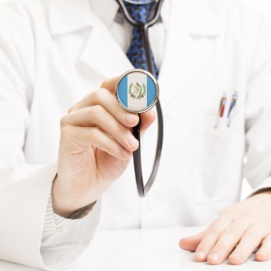 Doktor holding stetoskop ile bayrak serisi - Guatemala