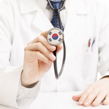 Doktor holding stetoskop ile bayrak serisi - Güney Kore