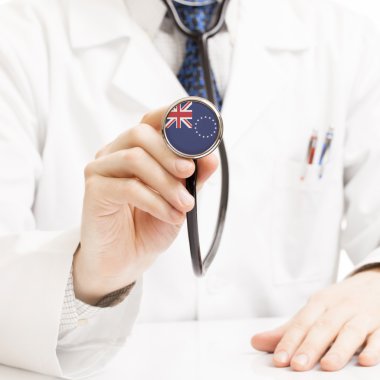 Doktor holding stetoskop ile bayrak serisi - Cook Adaları