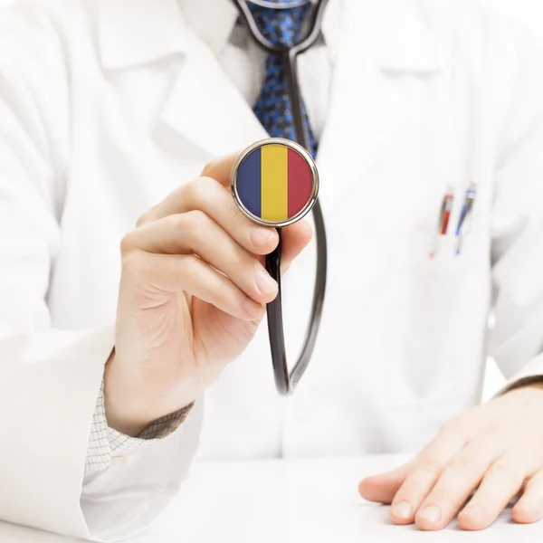 Stetoscopio della holding del medico con la serie delle bandiere - Ciad — Foto Stock