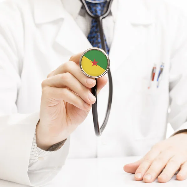 Docteur holding stéthoscope avec la série des drapeaux - Français Guyane — Photo