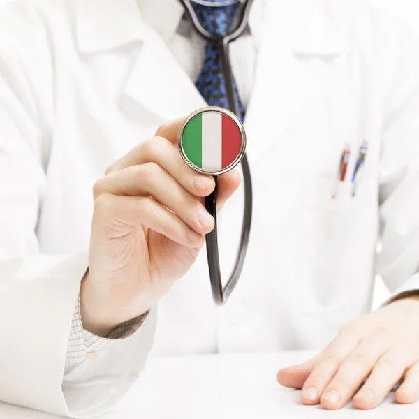 Stéthoscope de tenue de médecin avec la série des drapeaux - Italie — Photo