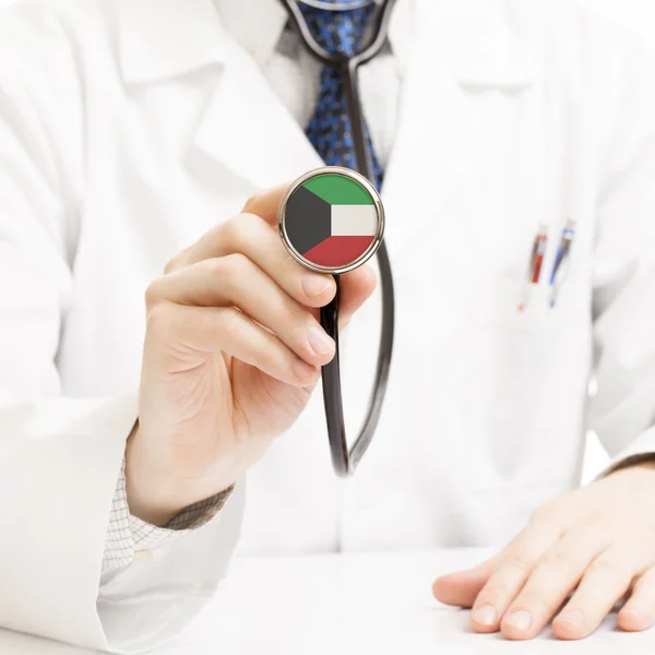 Stetoscopio della holding del medico con la serie delle bandiere - Kuwait — Foto Stock