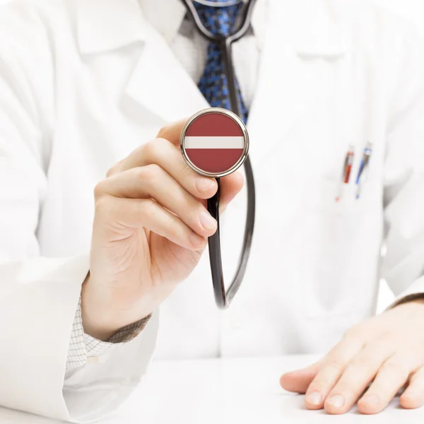 Doktor holding stetoskop ile bayrak serisi - Letonya — Stok fotoğraf