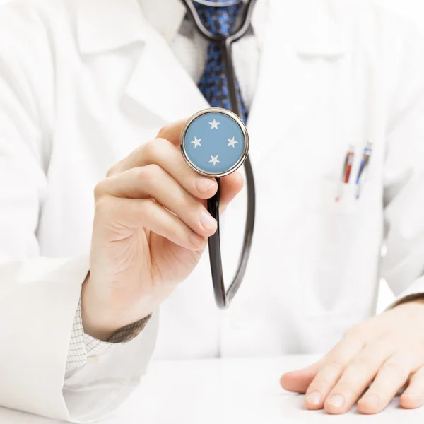 Docteur holding stéthoscope avec la série des drapeaux - États fédérés o — Photo