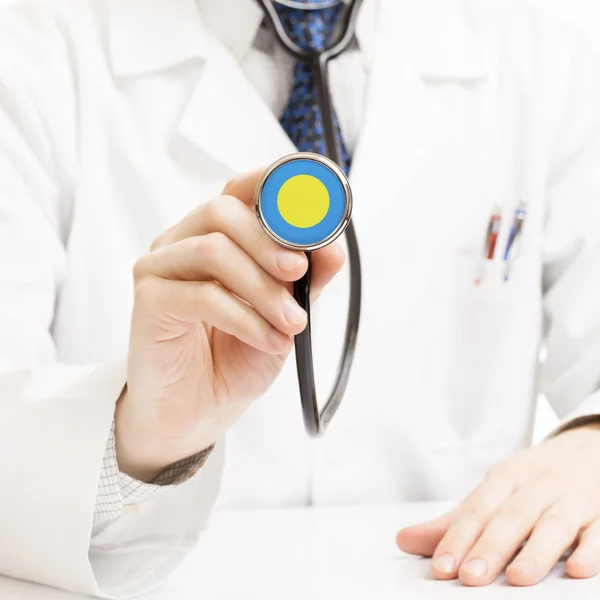 Doctor holding estetoscopio con serie de bandera - Palau — Foto de Stock