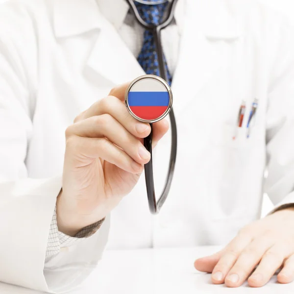 Doctor holding estetoscopio con serie de bandera - Rusia —  Fotos de Stock