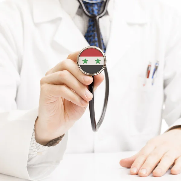 Doctor holding estetoscopio con serie de bandera - Siria — Foto de Stock