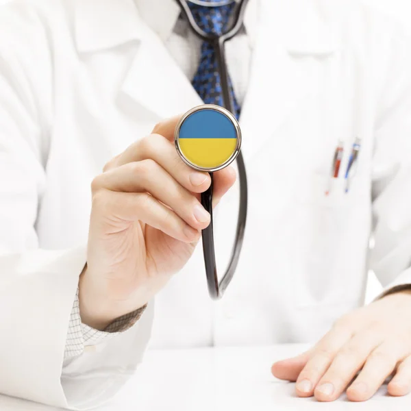 Stetoscopio della holding del medico con la serie delle bandiere - Ucraina — Foto Stock