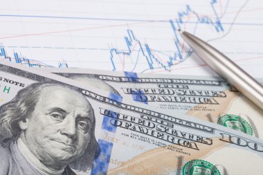 Kalem ve yüz dolarlık banknot - atış studio hisse senedi grafiği