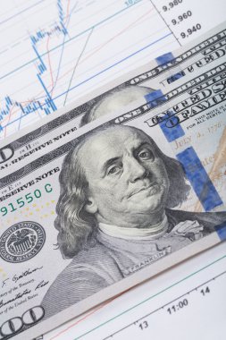 Yüz ABD Doları banknot üzerinde hisse senedi grafiği