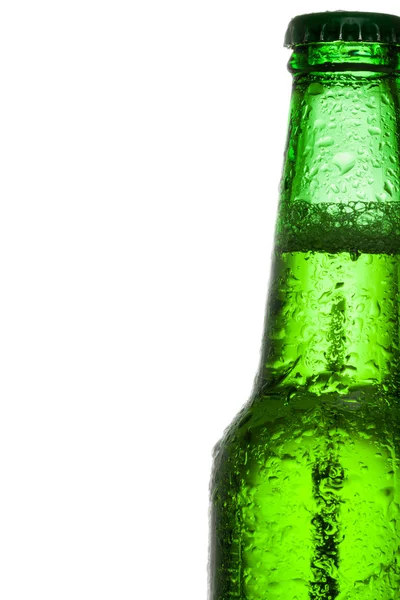Garrafa de cerveja verde com gotas de água sobre o fundo branco — Fotografia de Stock