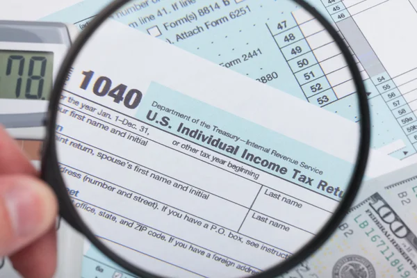 USA 1040 Tax Form with magnifying glass — Stock Photo, Image