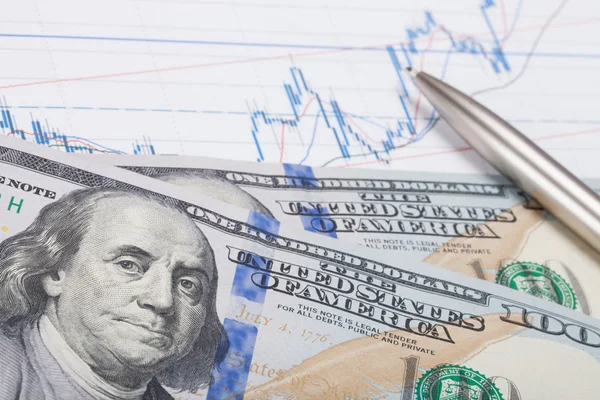 Графік фондового ринку з ручкою і банкнотою сто доларів студійний знімок — стокове фото