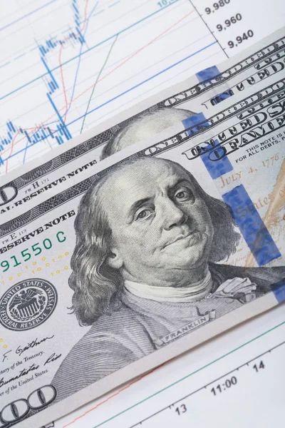 USA kilkaset dolarów banknotów na giełdzie wykres — Zdjęcie stockowe