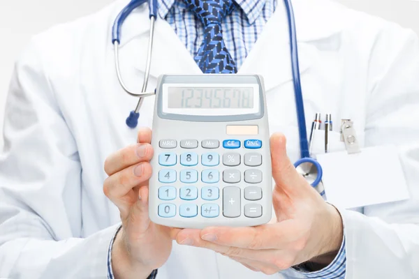 Calculadora de exploração do médico em mãos - conceito de cuidados de saúde — Fotografia de Stock