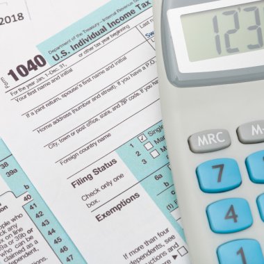 Bize 1040 vergi formu ve hesap makinesi ele - studio vurdu