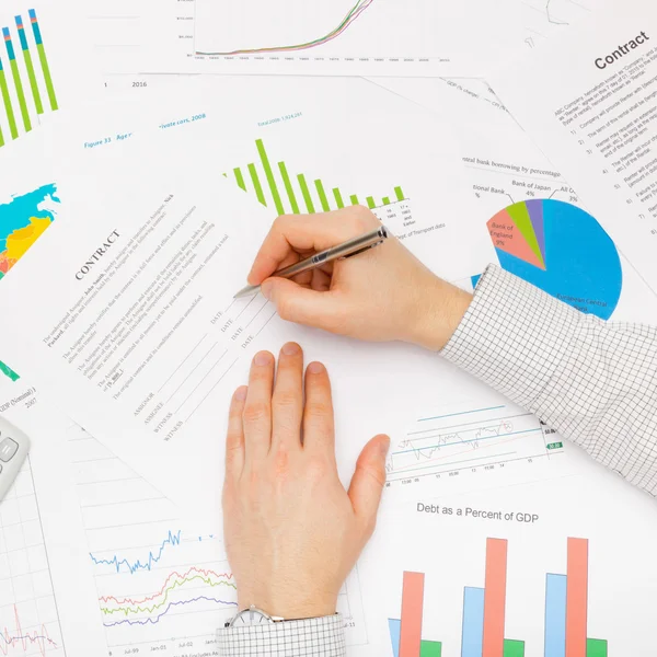 Geschäftsmann, arbeiten mit Finanzdaten - Vorbereitung für die Vertragsunterzeichnung - Studioaufnahme — Stockfoto